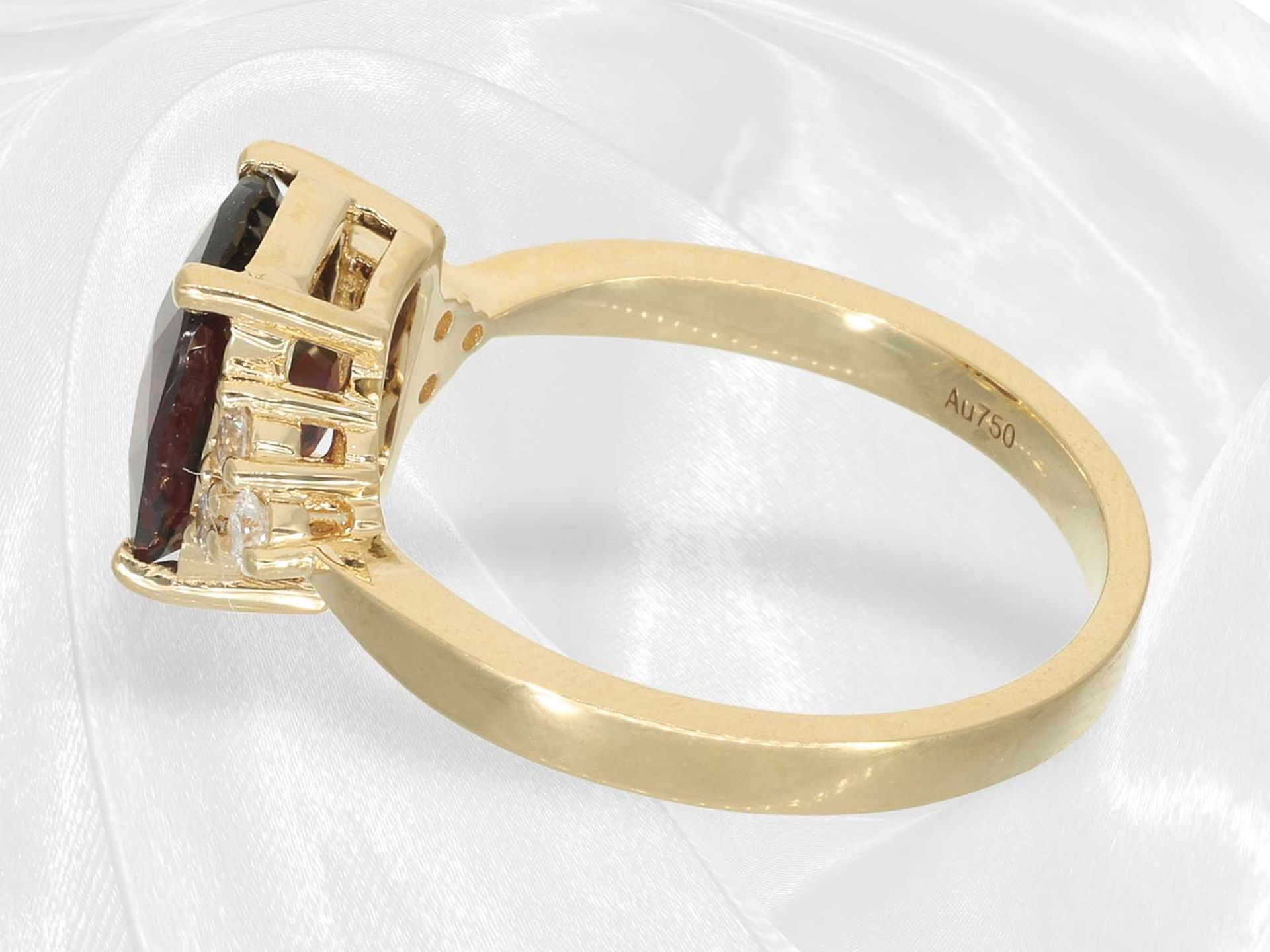Ring: Moderner Goldschmiedering mit schönem rotem Spinell und Brillanten - Bild 4 aus 4
