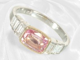 Ring: exquisiter Platinring mit Padparadscha-Saphir und Baguette-Diamanten