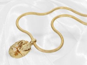 Goldene Schlangenkette mit handgearbeitetem Brillant-Goldschmiedeanhänger