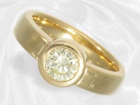 Ring: Massiver Solitär-Goldschmiedering mit einem Fancy Brillanten von ca. 0,65ct