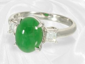 Ring: feiner Platinring mit Imperial-Jade und hochwertigen Emerald-Cut-Diamanten, neuwertig
