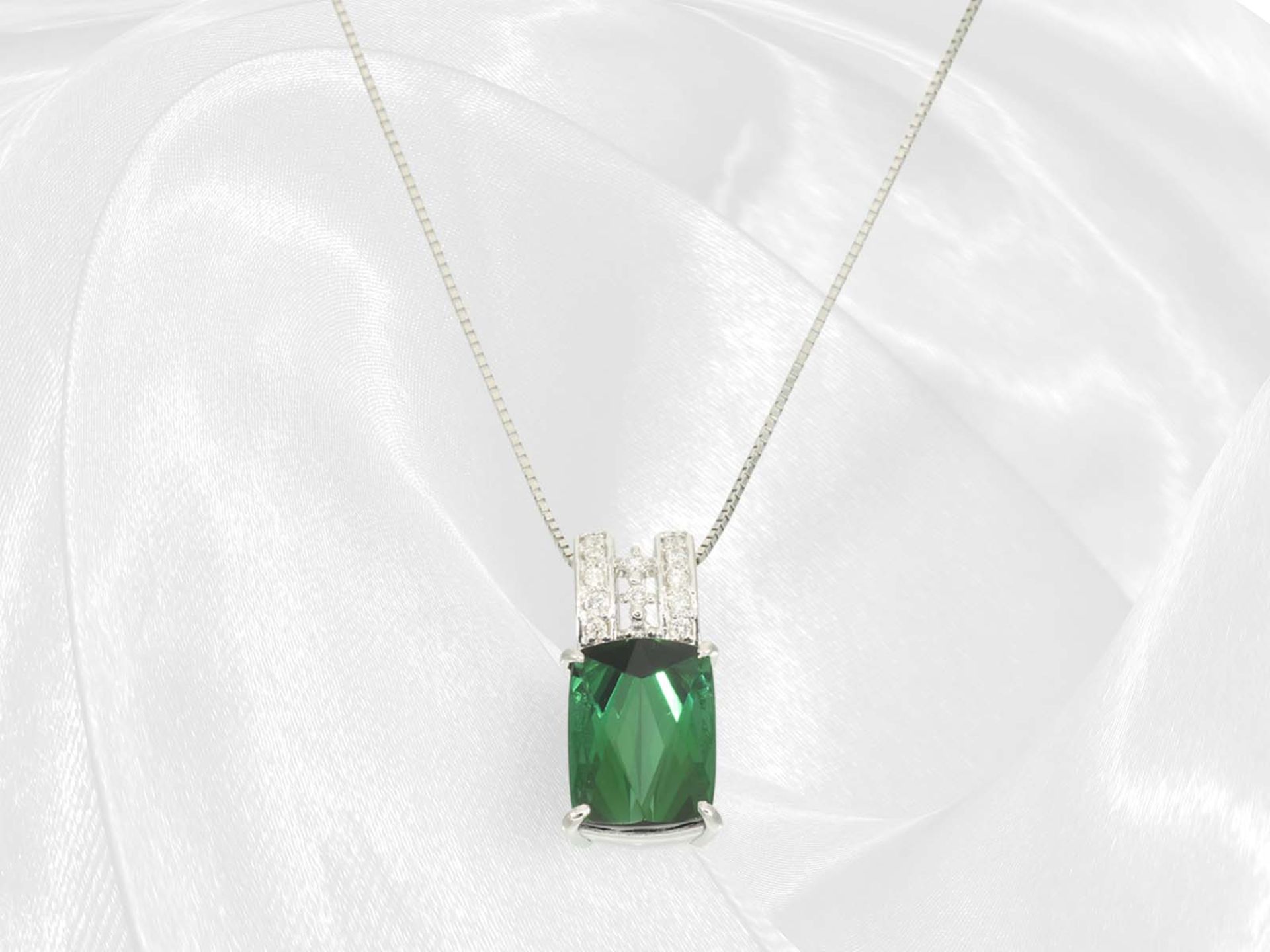 Necklace/pendant: like new platinum jewellery with very fine tourmaline of 6.19ct, top quality