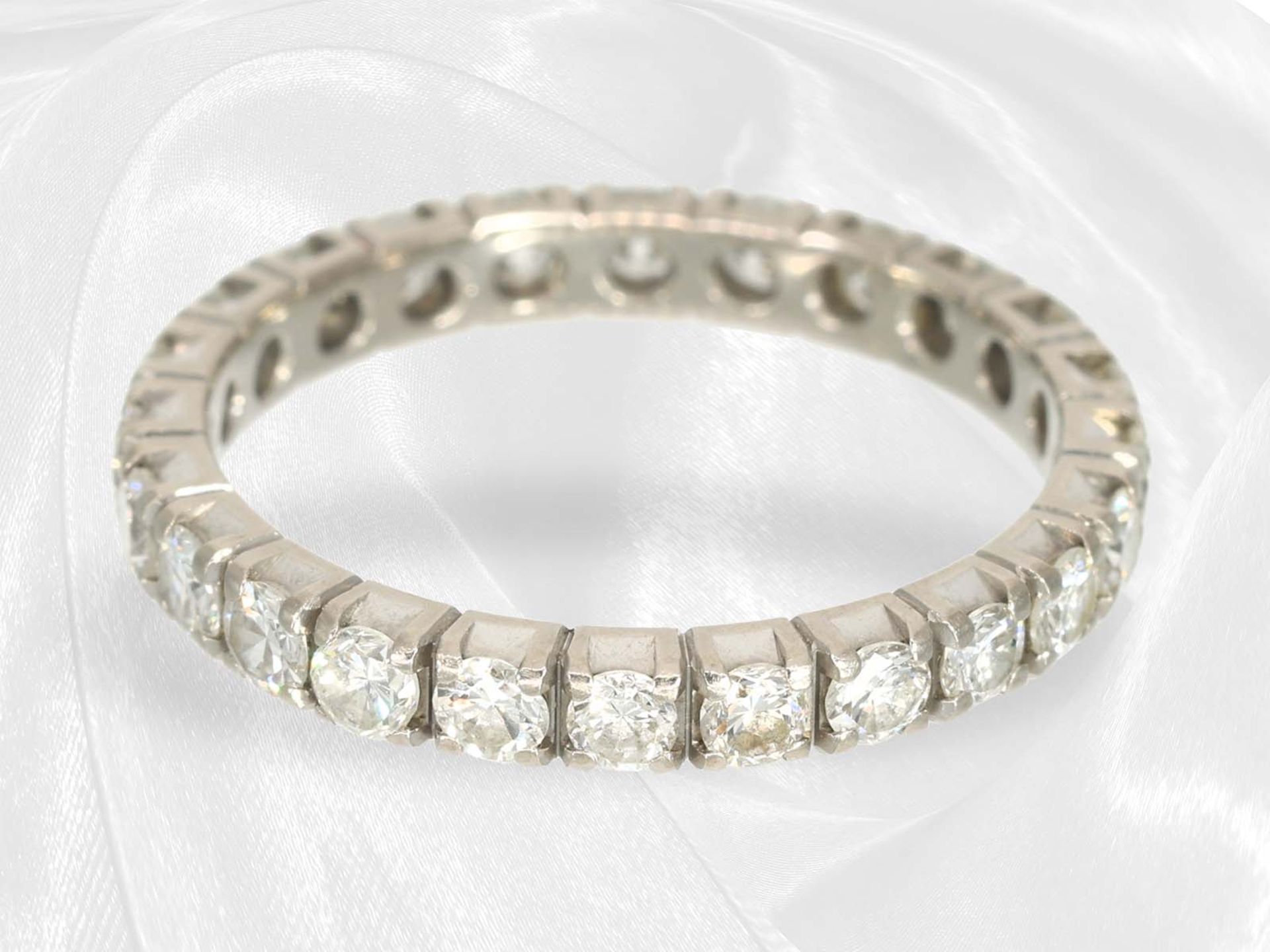 Ring: white gold, classic memoire/goldsmith ring with surrounding brilliant-cut diamonds, approx. 1. - Image 2 of 3