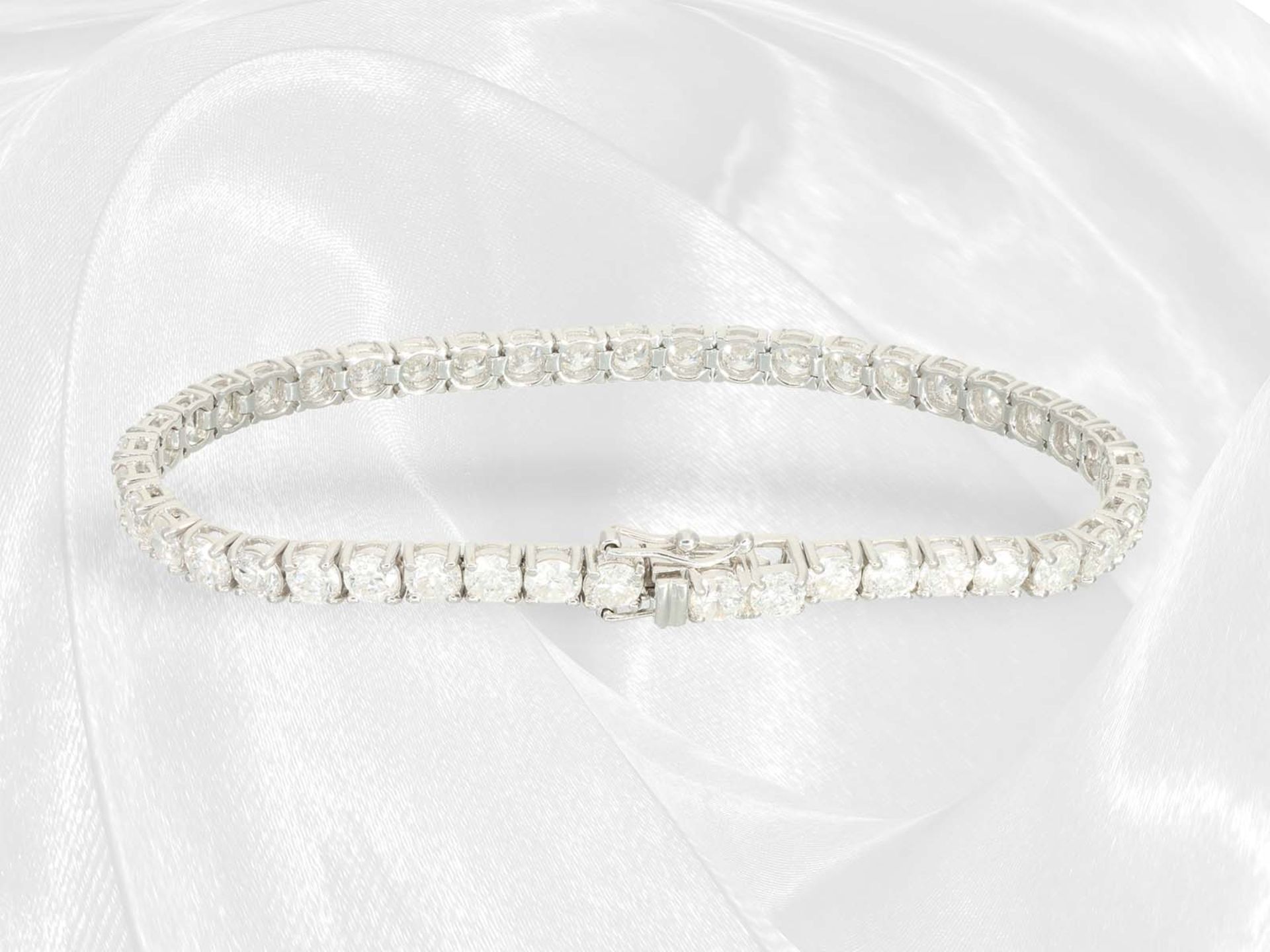 Bracelet: modern tennis bracelet with exceptionally large brilliant-cut diamonds, approx. 10.5ct - Image 4 of 5