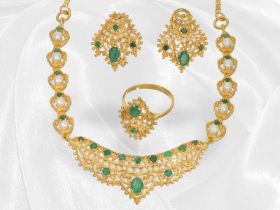 Höchkarätiges, orientalisches Smaragd/Perlen-Set, bestehend aus einem Mittelteil-Collier, einem Ring