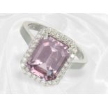 Ring: elegant goldsmith ring with white brilliant-cut diamonds and a pink "colourchange" sapphire