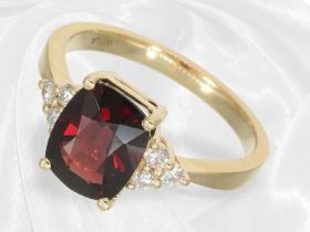 Ring: Moderner Goldschmiedering mit schönem rotem Spinell und Brillanten