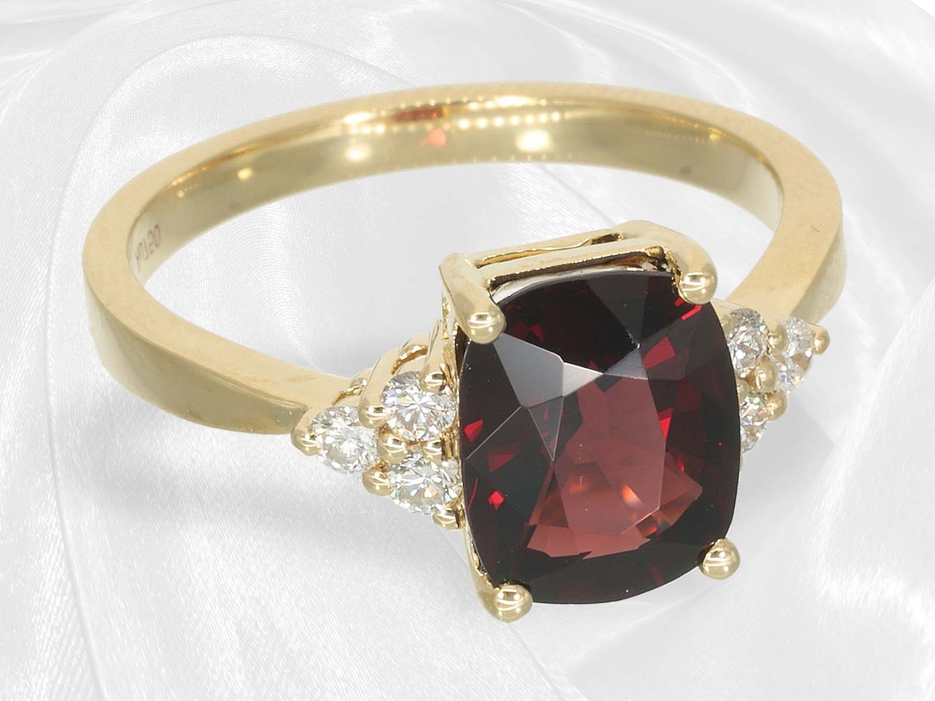 Ring: Moderner Goldschmiedering mit schönem rotem Spinell und Brillanten - Bild 3 aus 4