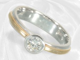 Ring: Moderner Bicolor-Goldschmiedering mit einem Solitär-Brillant von ca. 0,41ct