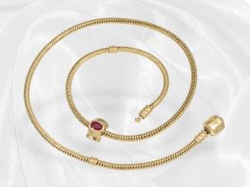 Goldene Schlangenkette mit einem Rubin-Charm, signierter Designerschmuck aus dem Hause Pandora
