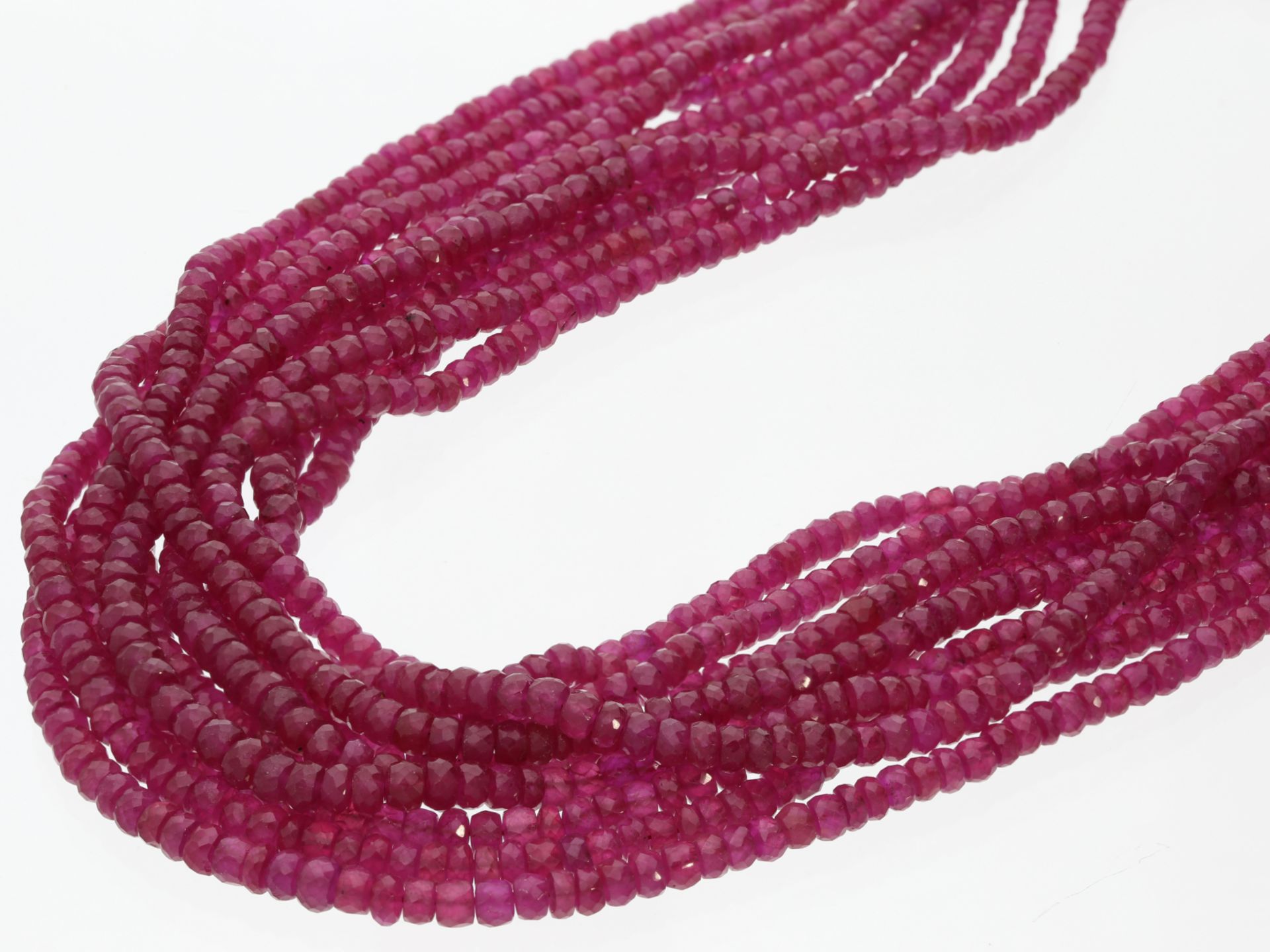Kette: Sehr schönes, mehrreihiges Rubin-Collier mit dekorativ gefertigter Schließe