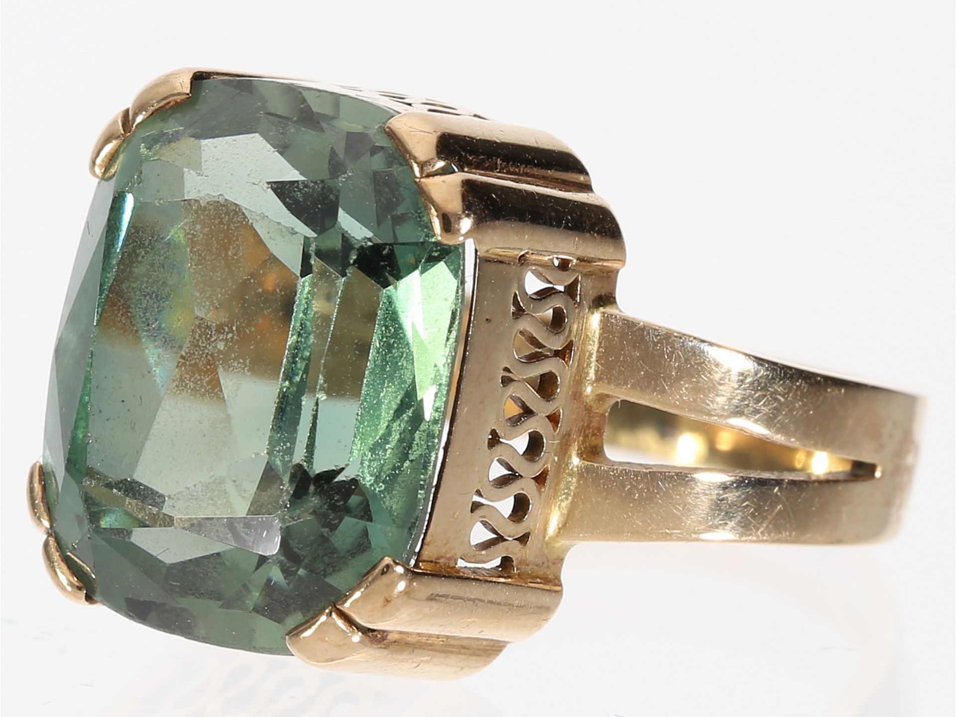 Ring: Dekorativer, handgearbeiteter alter Goldschmiedering mit grünem Farbstein