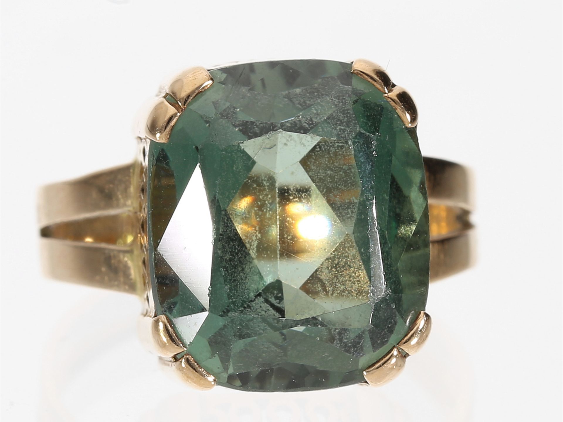 Ring: Dekorativer, handgearbeiteter alter Goldschmiedering mit grünem Farbstein - Bild 2 aus 2