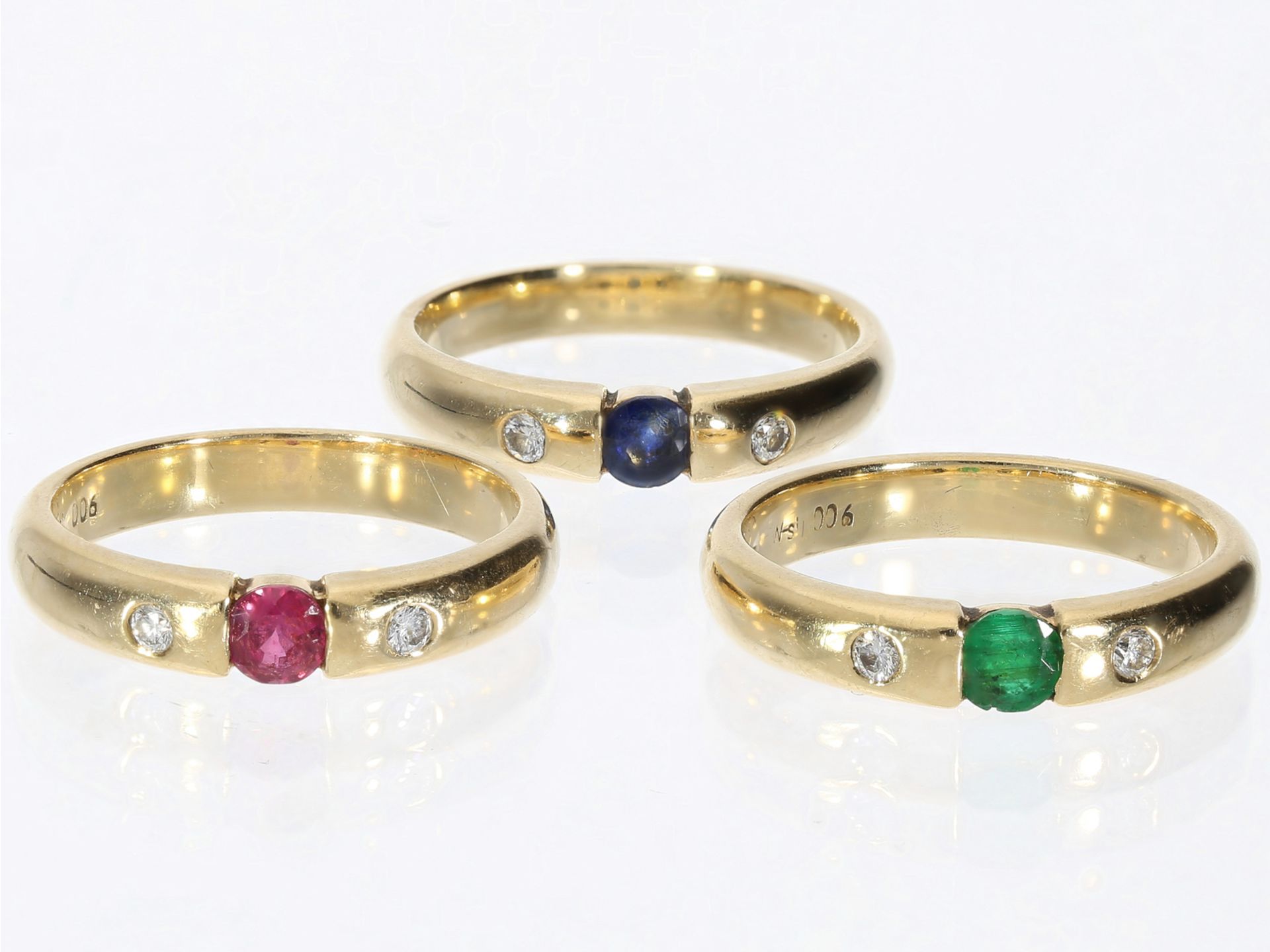 Ring: 3 identische Goldschmiederinge mit Brillanten und unterschiedlichem Steinbesatz, Rubin, Saphir