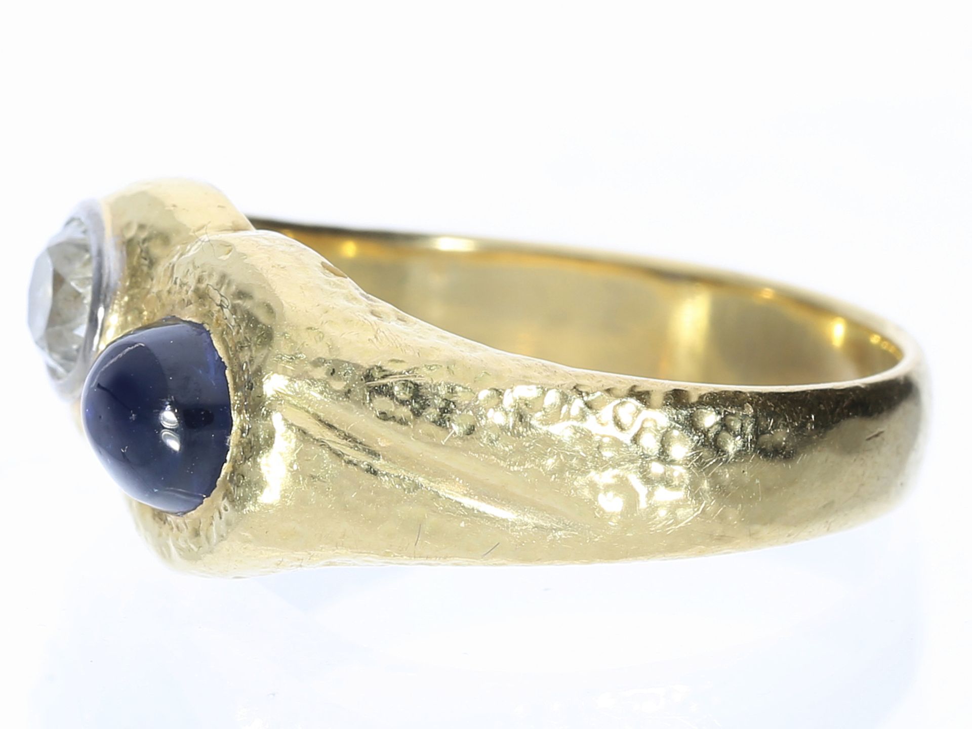 Ring: Massiver Designer-Goldschmiedering mit einem Altschliff-Diamant und einem Saphir, unikate Hand - Bild 2 aus 2