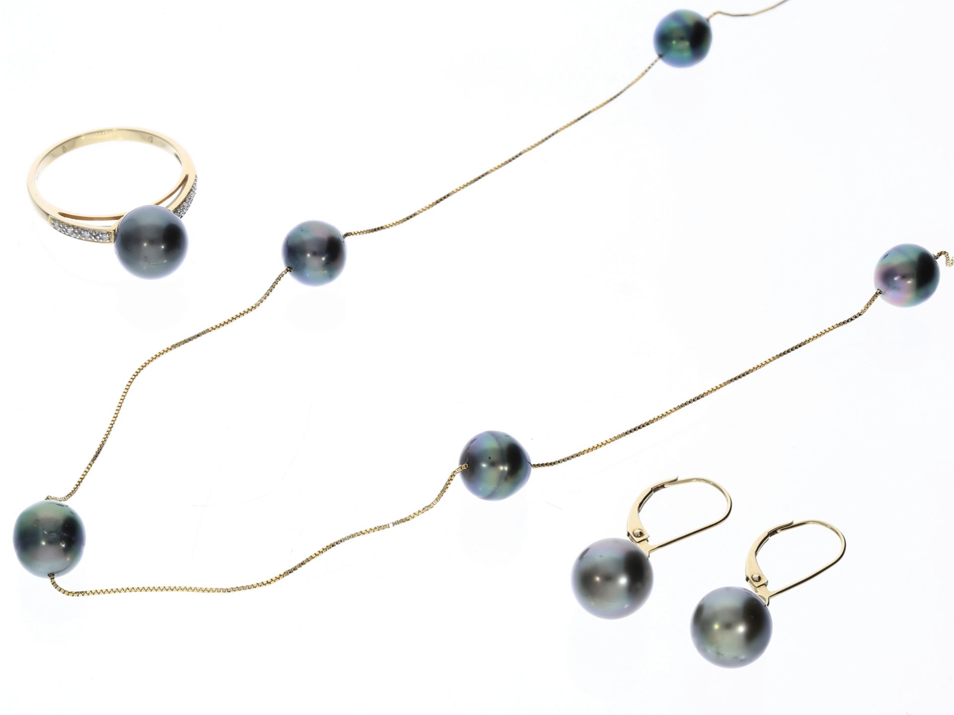 Zierliche goldene Collierkette mit Tahiti-Perlen und passendem Ring sowie Ohrschmuck