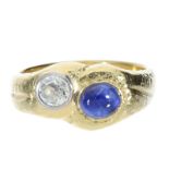 Ring: Massiver Designer-Goldschmiedering mit einem Altschliff-Diamant und einem Saphir, unikate Hand