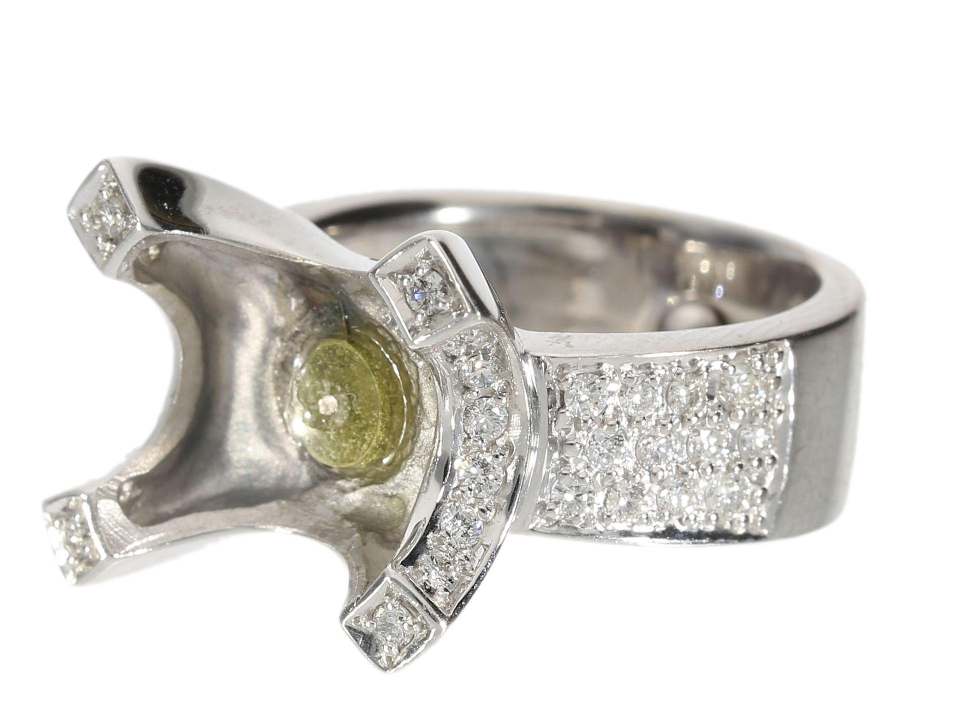 Ring: Breiter und solide gefertigter Brillant-Goldschmiedering aus 18K Weißgold