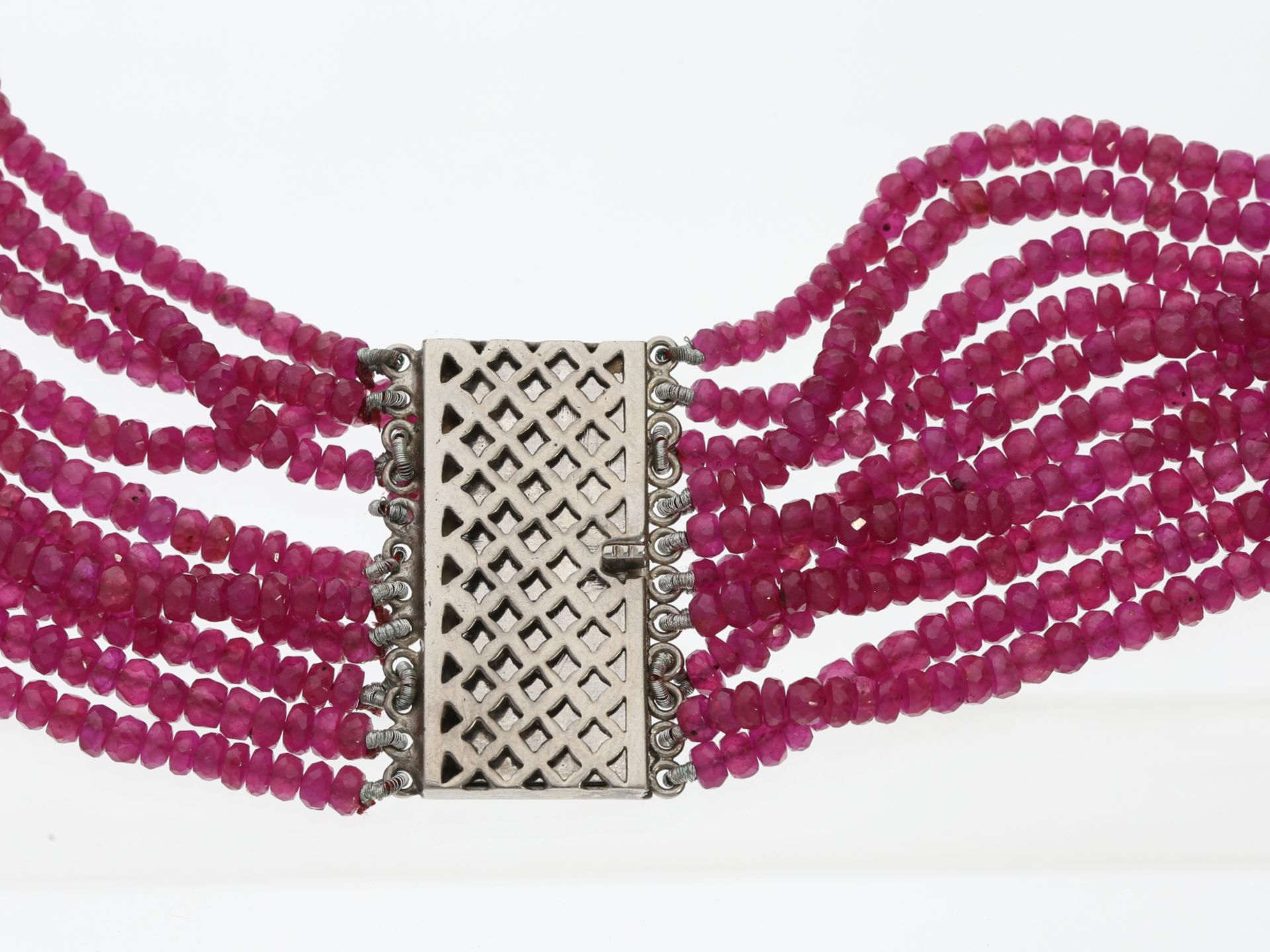 Kette: Sehr schönes, mehrreihiges Rubin-Collier mit dekorativ gefertigter Schließe - Bild 2 aus 2