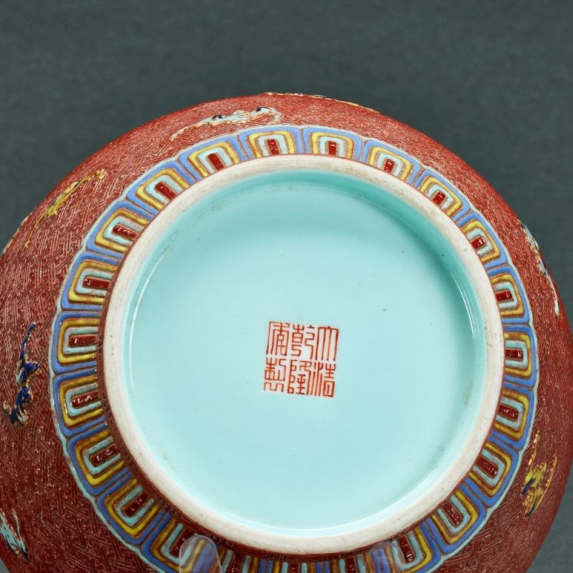 Deckelvase mit reliefierter Oberfläche und Fledermausdekor, China - Image 2 of 2