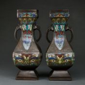 Paar Champlevé Vasen in Hu Form, China, Qing-Dynastie, um 1900