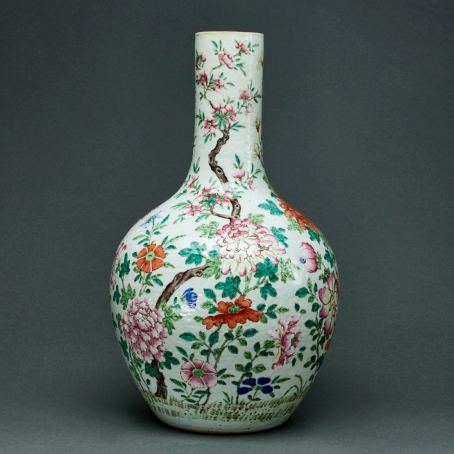 Famille rose Flaschenvase mit Blütendekor, China, Qing-Dynastie, Mitte 19. Jahrhundert