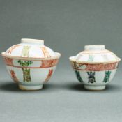 Zwei Teeschalen mit Deckeln, China, erste Hälfte 20. Jahrhundert