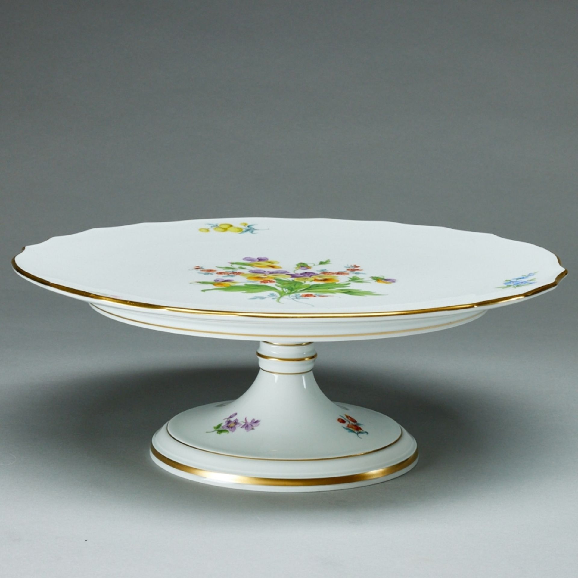 Tortenplatte auf Fuß - Blume: Feldstiefmütterchen. Meissen 1997.