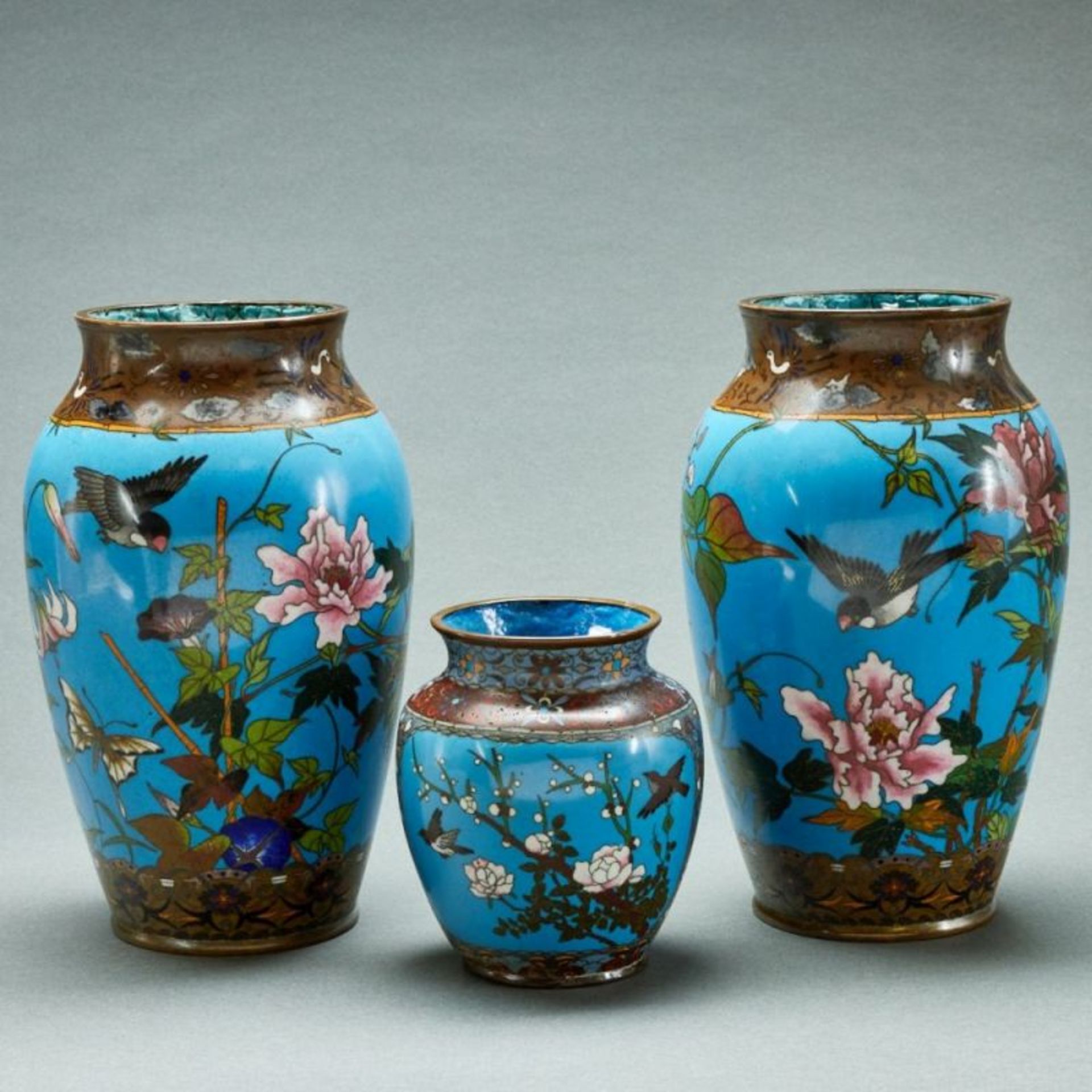 Paar Vasen und kleine Vase mit Vogeldekor, Japan, Meiji, Ende 19. Jahrhundert