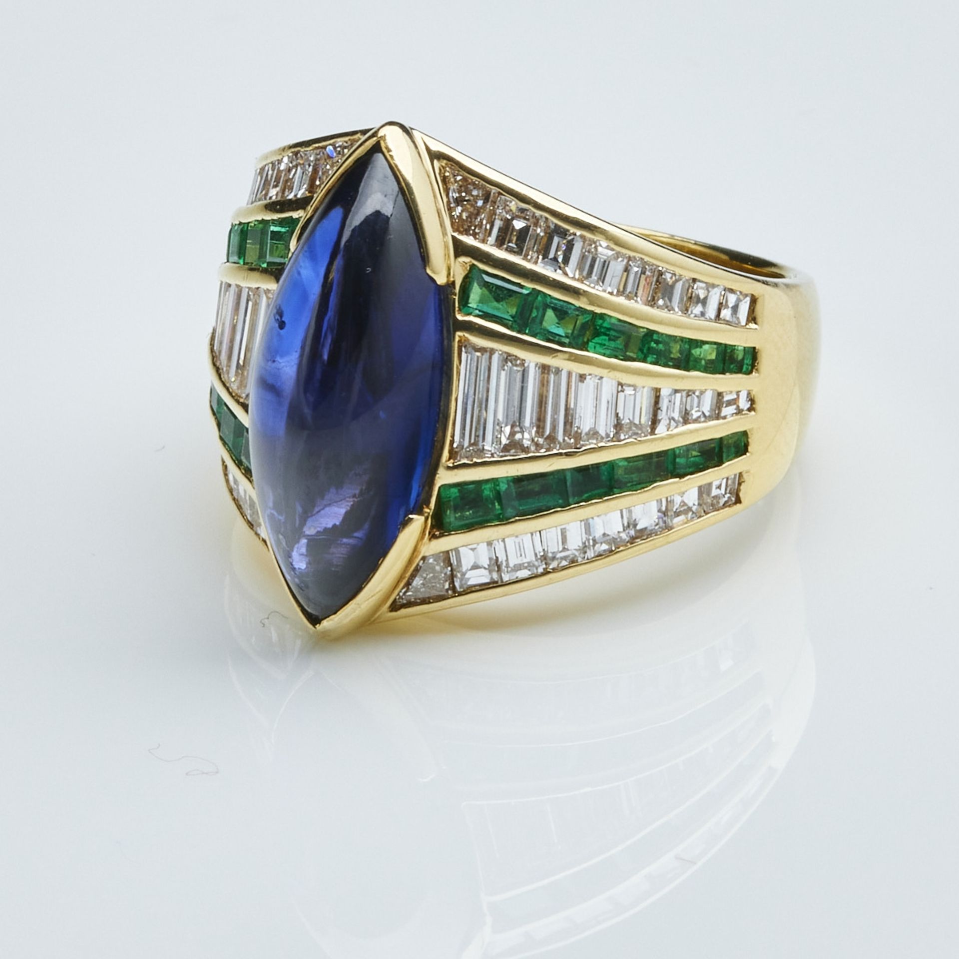 Moderner Saphirring im "royal blue" mit Baguette-Diamant und Smaragden - Image 2 of 2