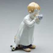 Kind, aus einer Zwiebelmustertasse trinkend - Julius Konrad Hentschel. Meissen nach 1973.