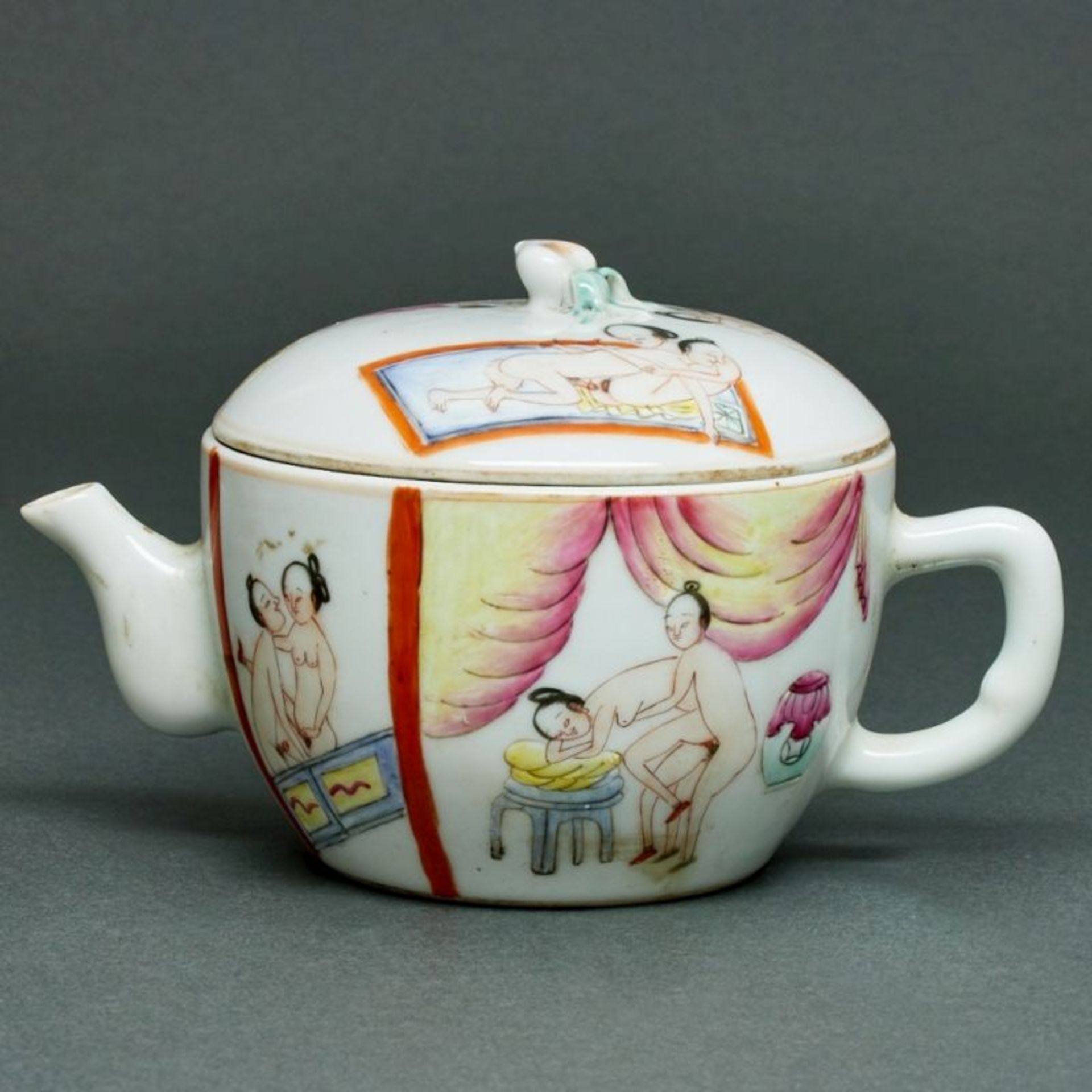 Teekanne mit Erotika Motiven, China, wohl 20. Jahrhundert