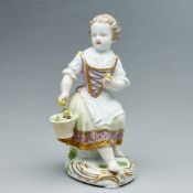 Gärtnerkind mit Birnen im Korb. Meissen 1740-1774.