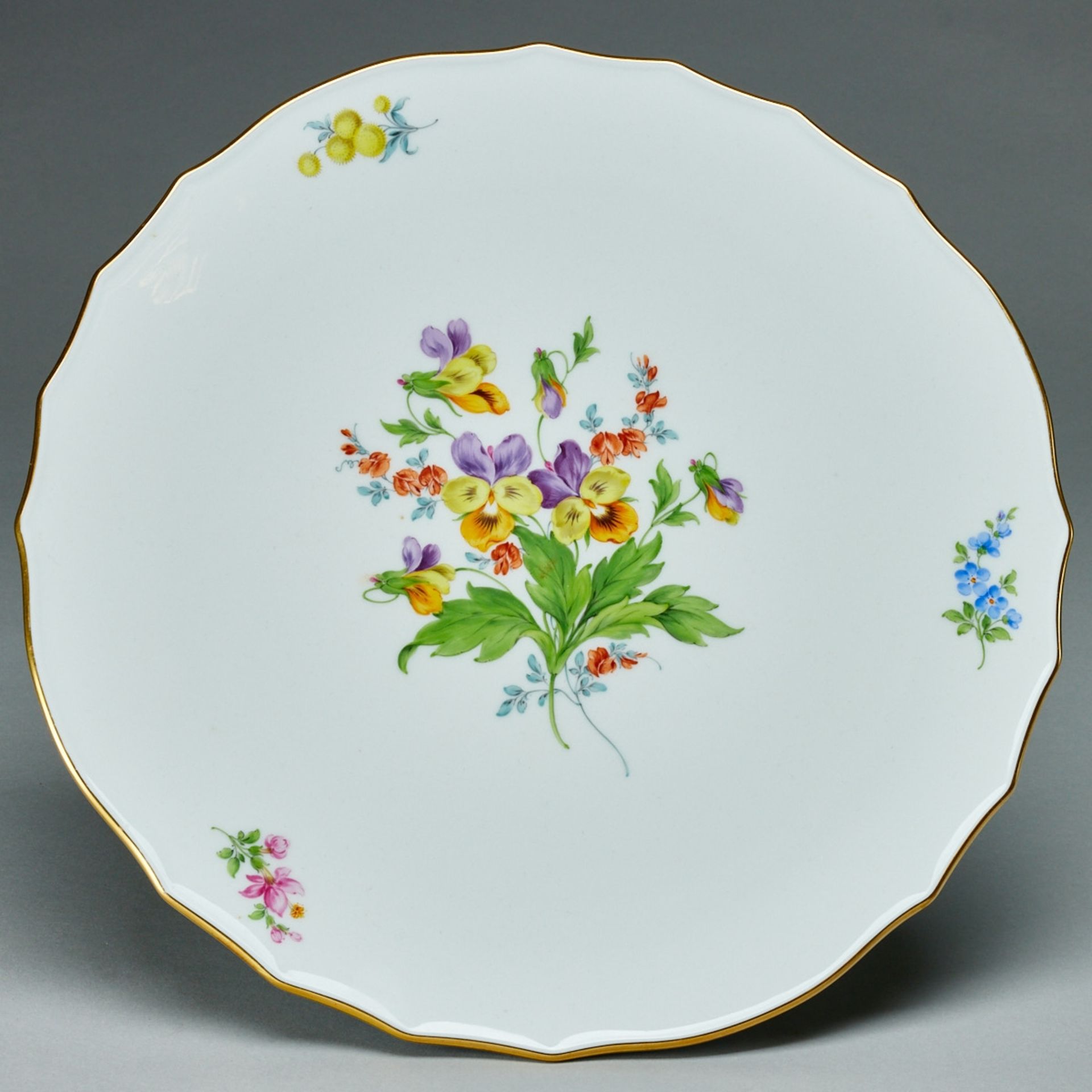 Tortenplatte auf Fuß - Blume: Feldstiefmütterchen. Meissen 1997. - Bild 2 aus 2