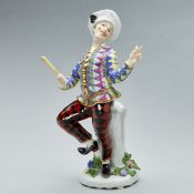 Harlekin mit ausgestrecktem Mittelfinger. Meissen 1924-1934.