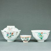Eine Teeschale mit Deckel und zwei Teeschalen, China, 19. / 20. Jahrhundert