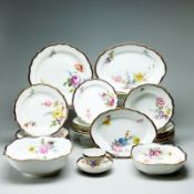 24tlg. Speiseservice und 1 Tasse - Kobaltblauer Rand: Blumenbukett. Meissen 1850-1980.