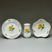 1 Durchbruchteller, 1 Vase, 1 passiges Schälchen - Gelbe Rose. Meissen 1992, 1957-1972 (2x).