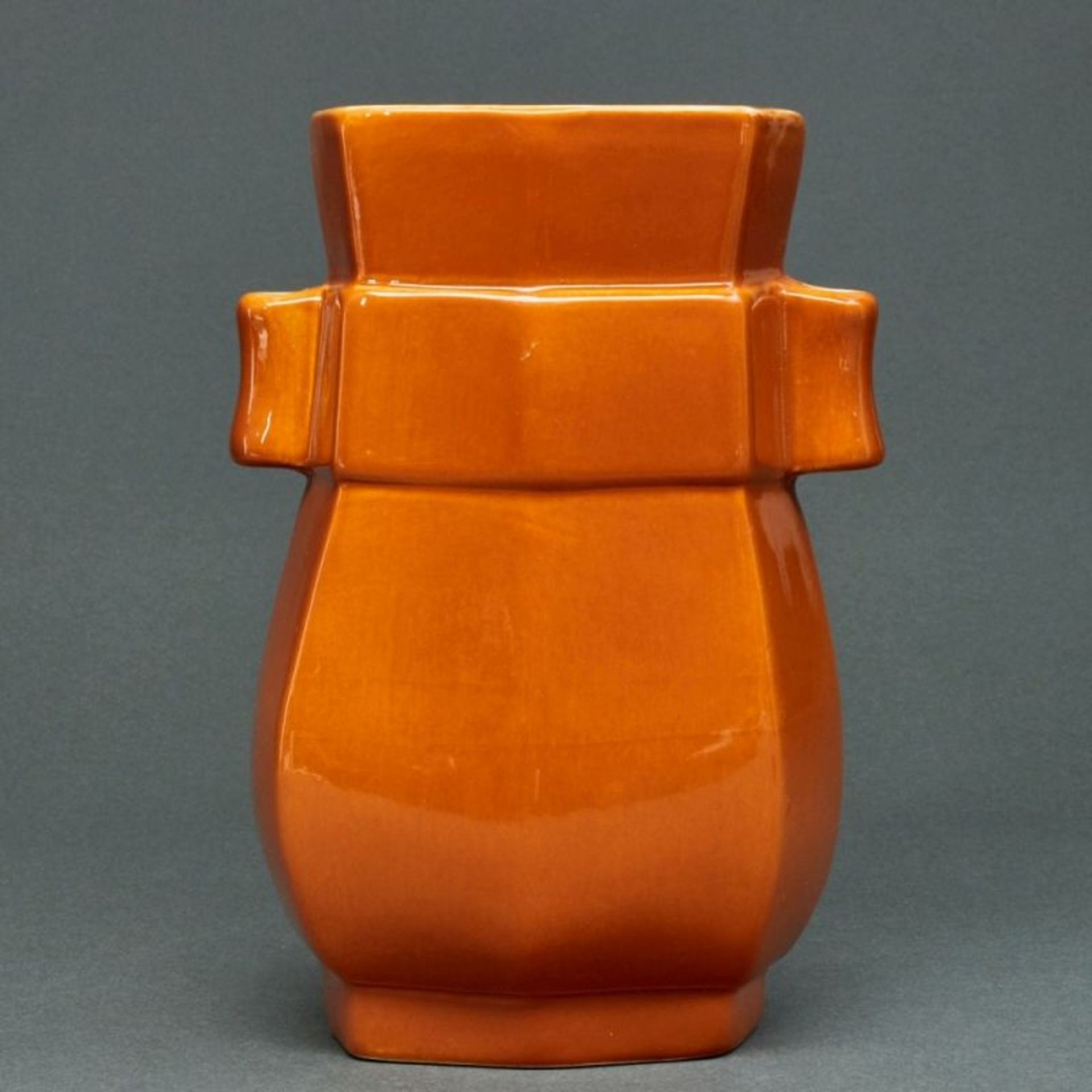 Vase in Hu Form, China, 19. / 20. Jahrhundert