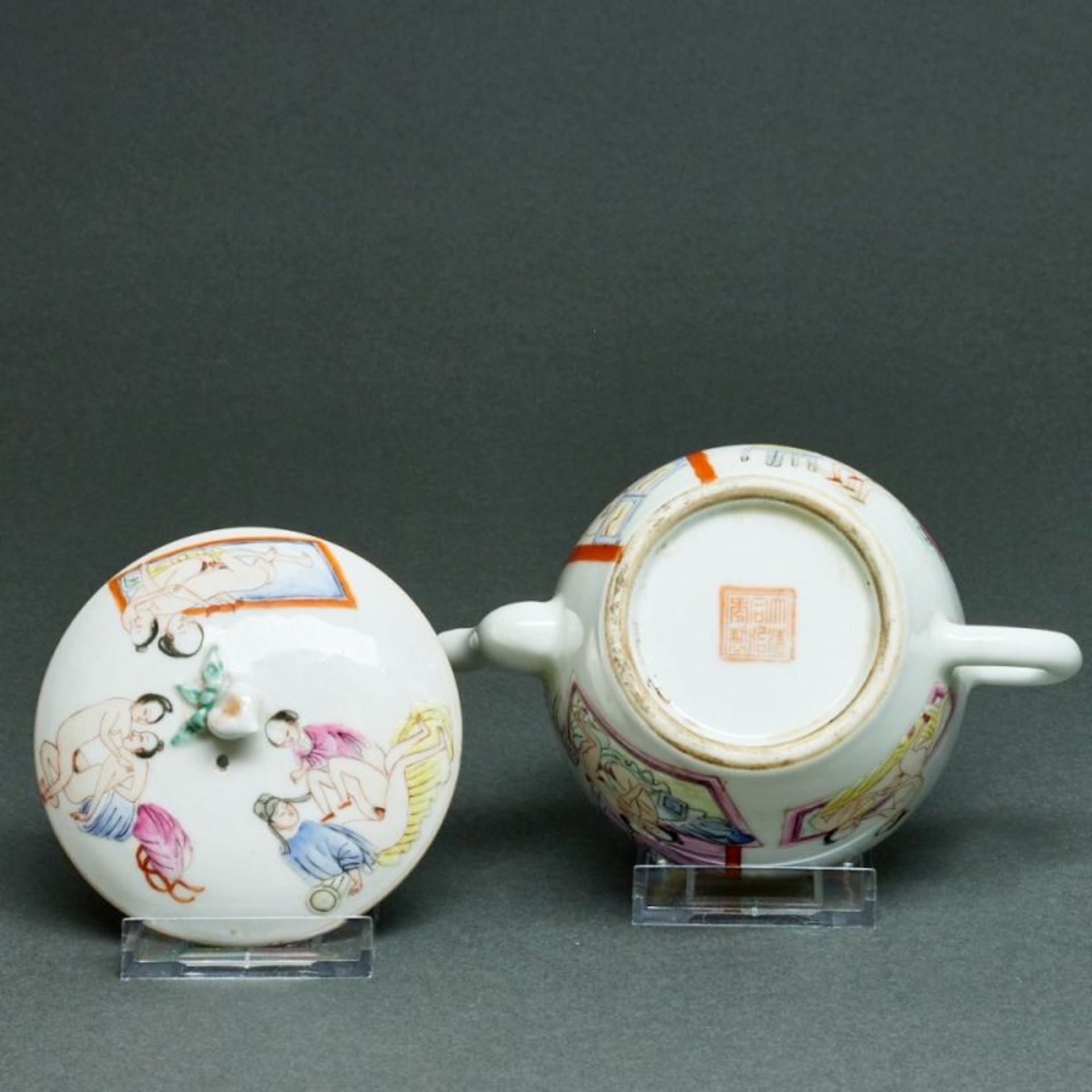 Teekanne mit Erotika Motiven, China, wohl 20. Jahrhundert - Image 3 of 4