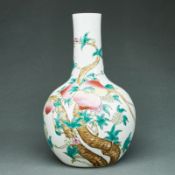 Flaschenvase mit Neunpfirsich-Dekor, China, Qing-Dynastie, Ende 19. Jahrhundert