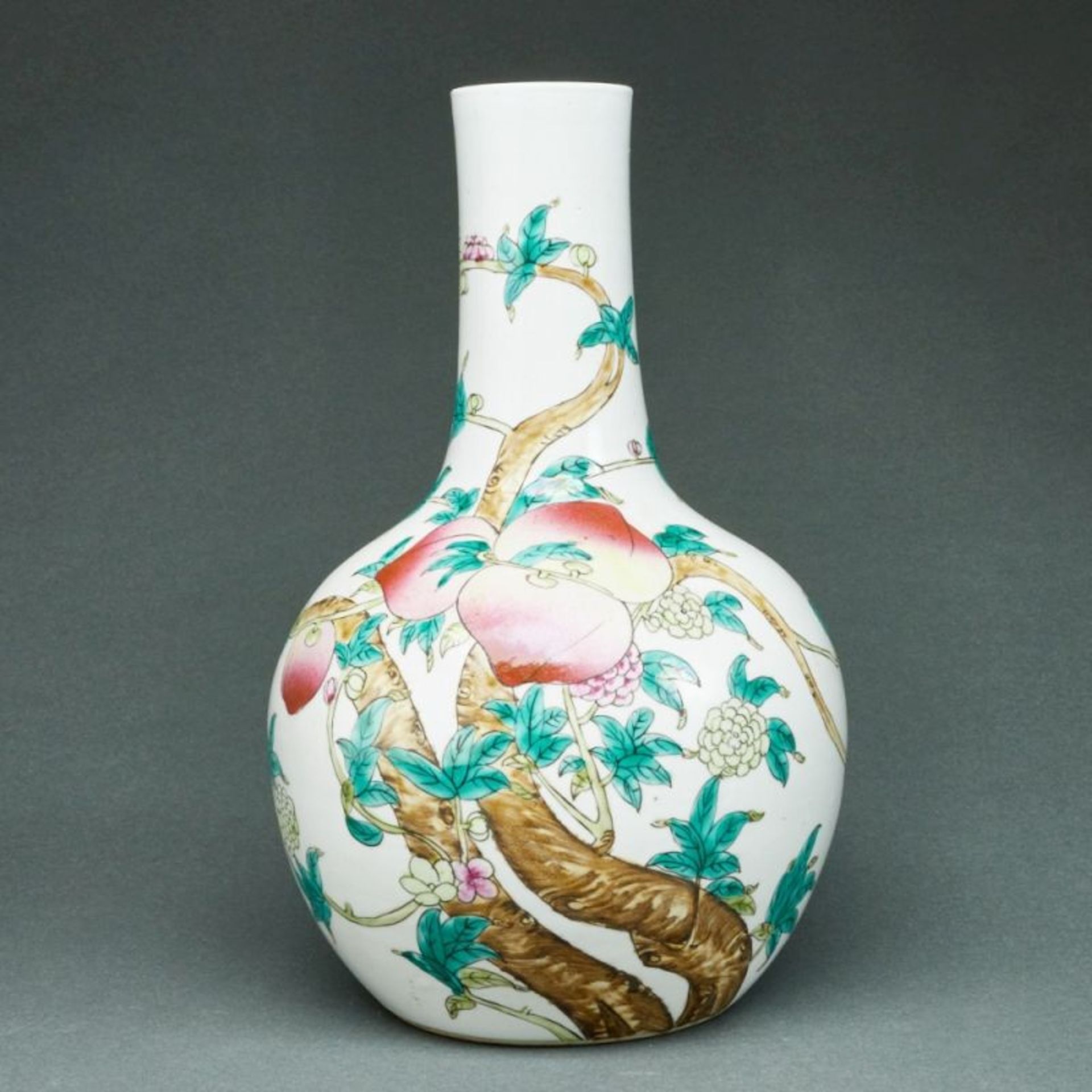Flaschenvase mit Neunpfirsich-Dekor, China, Qing-Dynastie, Ende 19. Jahrhundert