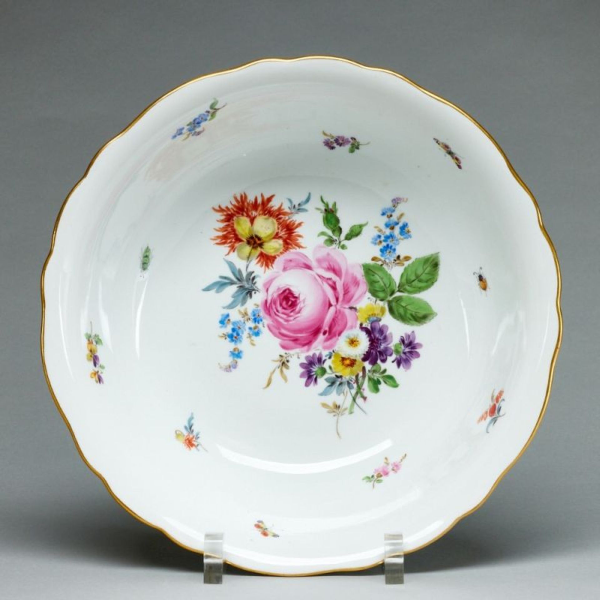 Große Schale - Blumenbukett mit Insekten. Meissen 1924-1934.