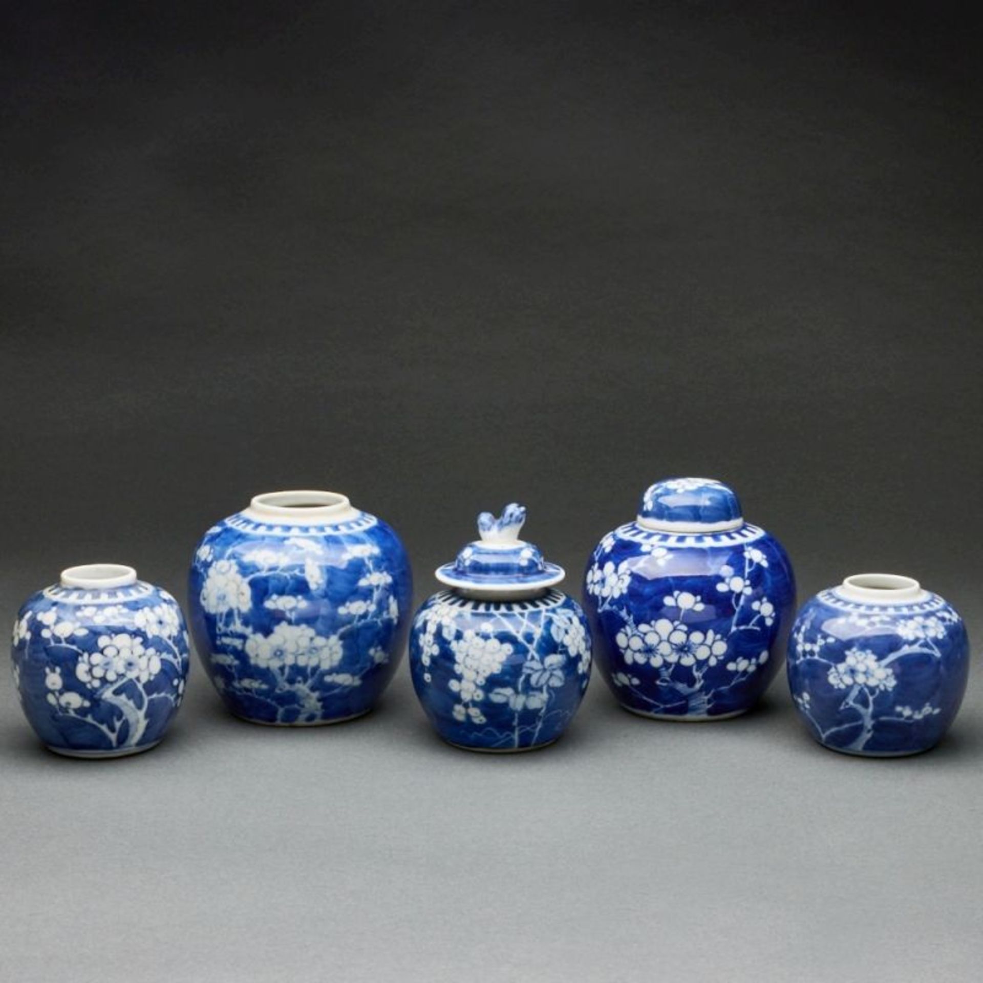 Fünf kleine Vasen mit Prunus- und Trauben-Dekor, China - Bild 2 aus 2