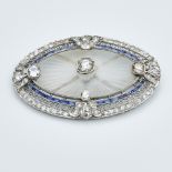 Klassizistische Brosche mit Glas-Intaglio, Diamanten und Saphiren