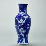 Balustervase mit Prunus-Dekor, China, 20. Jahrhundert