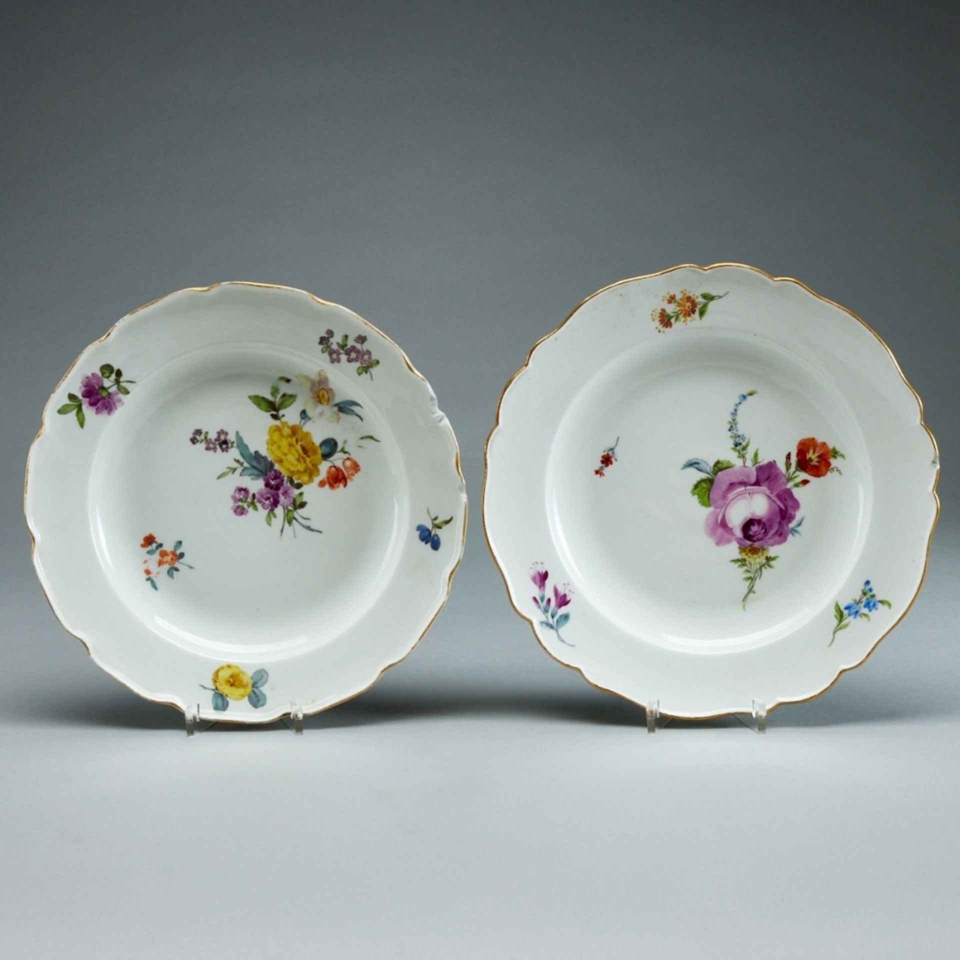 2 Speiseteller Blumenbukett und Blume 2. Meissen 1760 und 1774-1817.