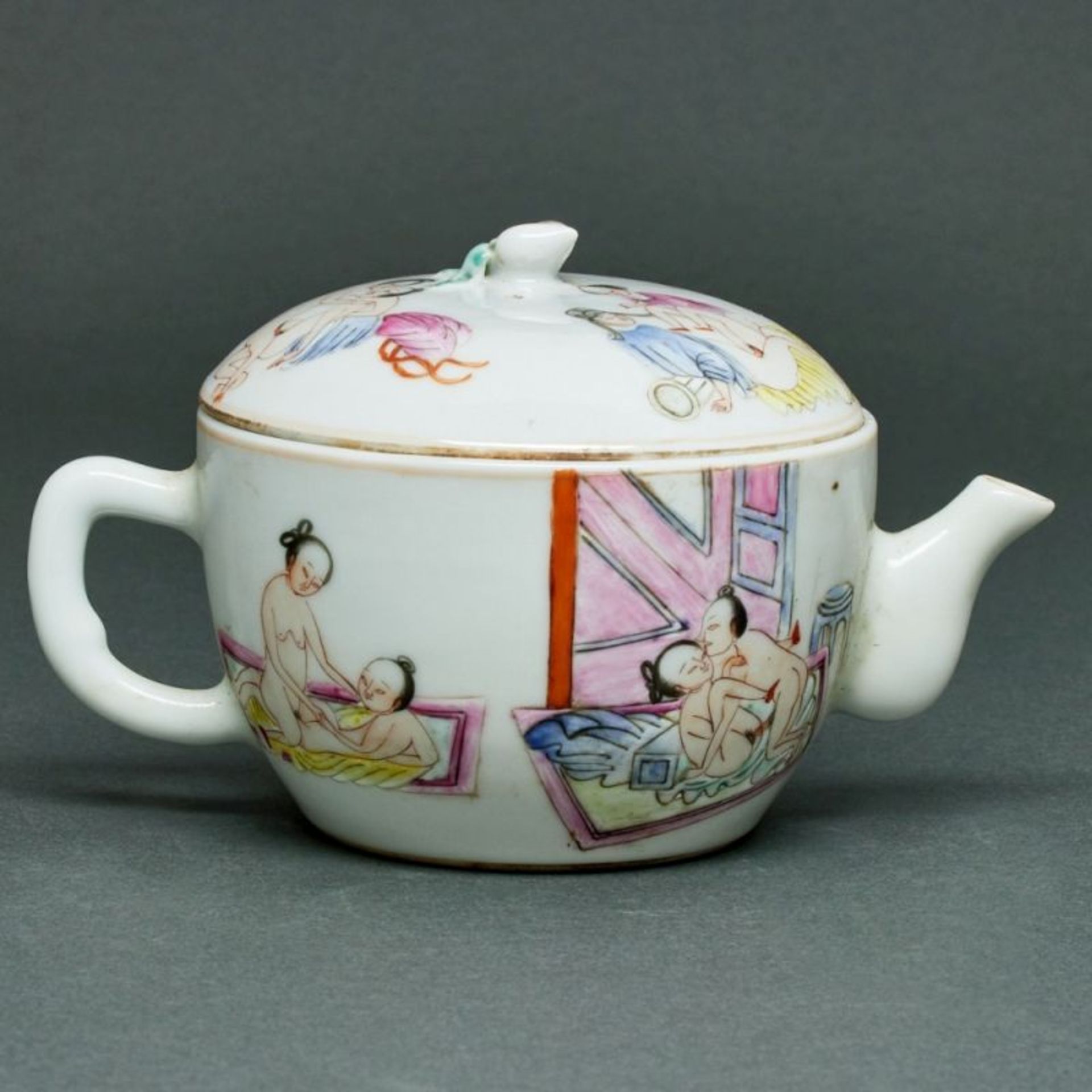 Teekanne mit Erotika Motiven, China, wohl 20. Jahrhundert - Image 2 of 4