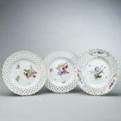 3 unterschiedliche Durchbruchteller - Blumenbukett. Meissen um 1760, 1774-1817 (2x).