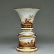 Vase mit Postament - umlaufende Ideallandschaften in Sepiamalerei. Fürstenberg um 1820.